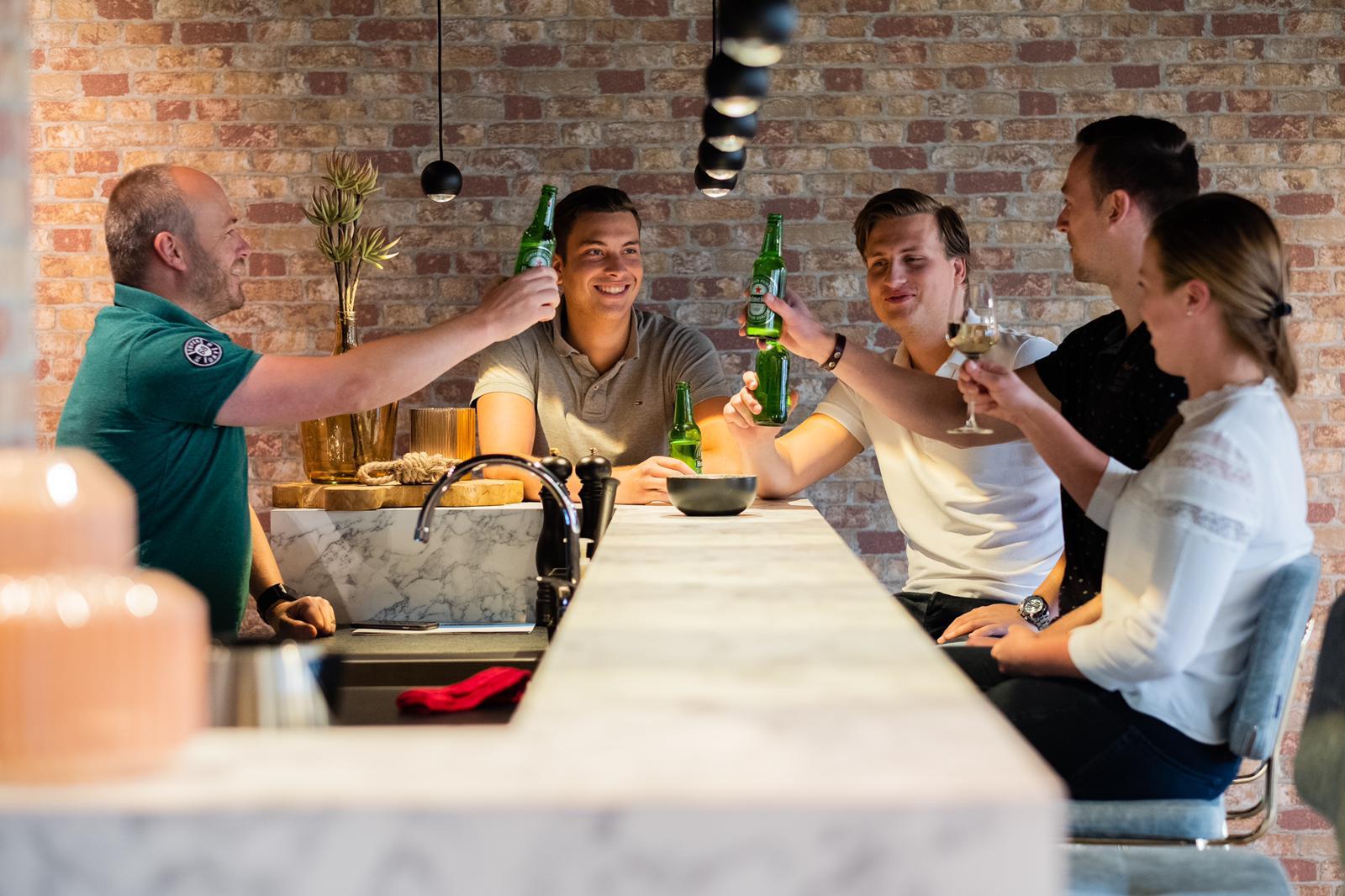 Biertje aan de bar met team Veritec.jpeg