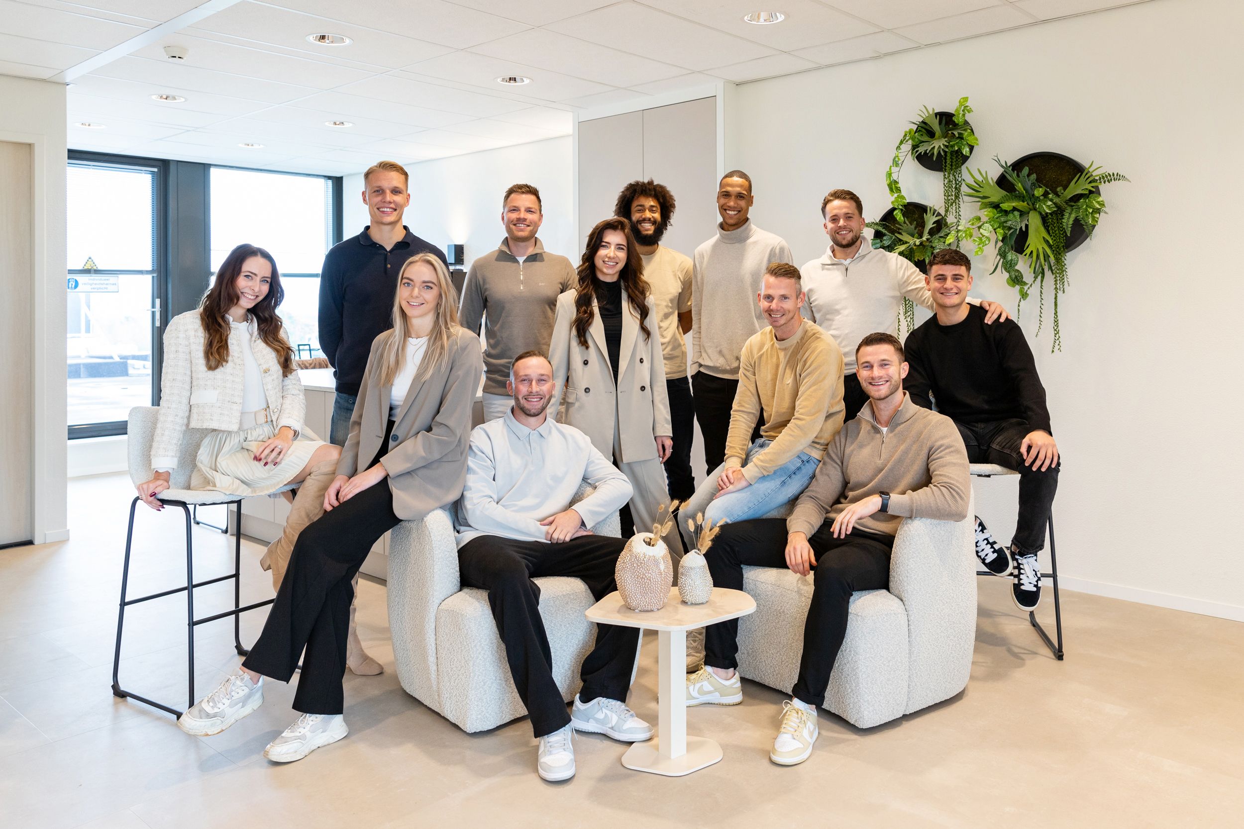 Heyu_20231018-teamfoto iedereen - lachen naar camera 1.jpg