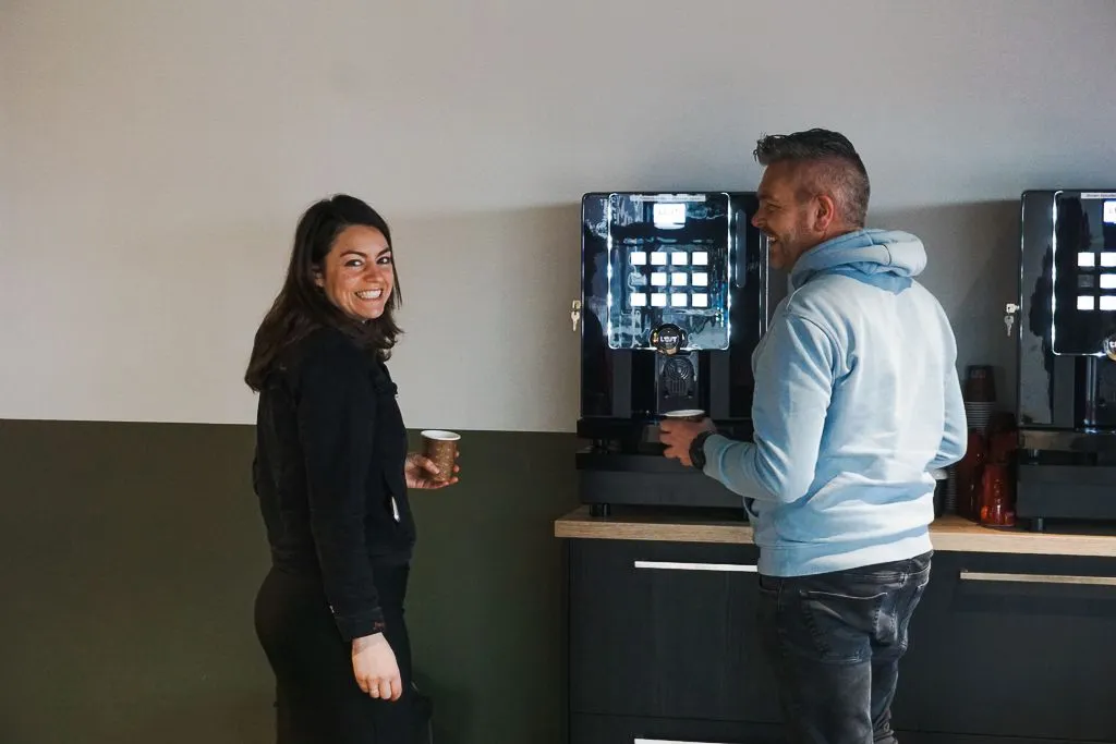 Covebo-Nijkerk-intern-sfeer-koffiemachine-Jeroen-Willemsen-Rachel-1.jpg