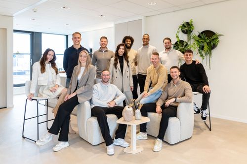 Heyu_20231018-teamfoto iedereen - lachen naar camera 1.jpg